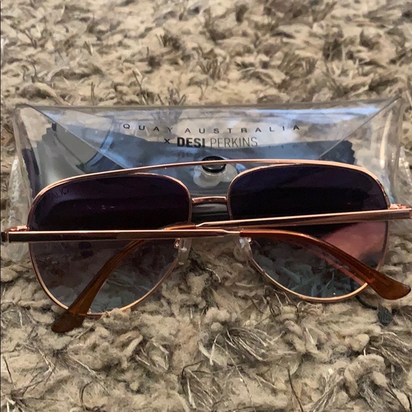 🚨SOLD🚨QUAY X DESI PERKINS SUNGLASSES - Picture 3 of 3